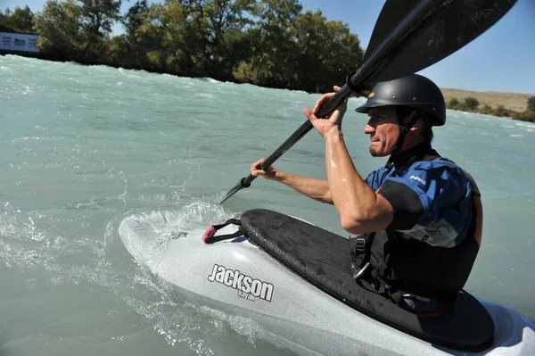 Almaty Kazakhstan 2011 Rafting Mountain River Kayaking 只有男人能随波逐流 控制桨 — 图库照片