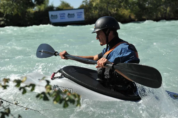 Almaty Kazajstán 2011 Rafting Río Montaña Kayak Hombre Solo Nada —  Fotos de Stock