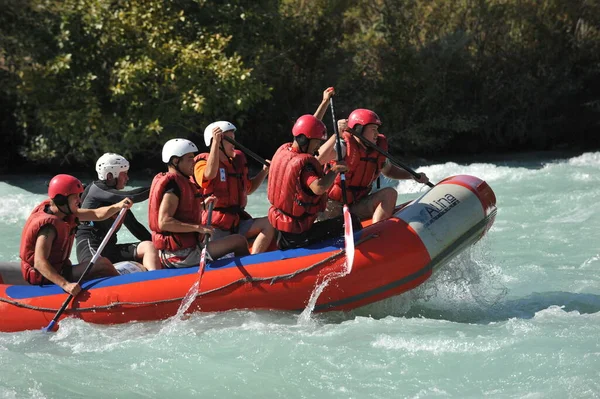 Almaty Kazakhstan 2011 Rafting Mountain River Raft Inflatable Boats 一群人随波逐流地控制船桨 — 图库照片