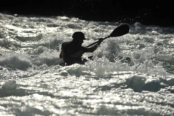 アルマトイ カザフスタン 2011年9月3日 山の川のカヤックでラフティング 男だけが電流で泳ぐとオアを制御します — ストック写真