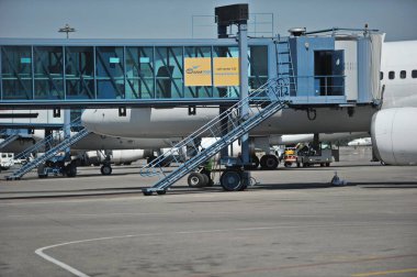 Almaty / Kazakistan - 09.05.2011: Yolcuları havalimanından havalimanına taşımak ve geri getirmek için kolun geçişi.