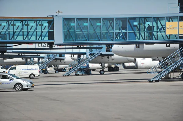 Almaty Kazakstan 2011 Passagen Ärmen För Att Flytta Passagerare Från — Stockfoto