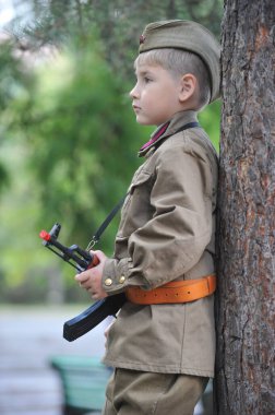 Almaty / Kazakistan - 09.17.2011: Tarihi olayların yeniden inşası. Bir tiyatro grubu 2. Dünya Savaşı 'ndan bir sahne oynuyor..