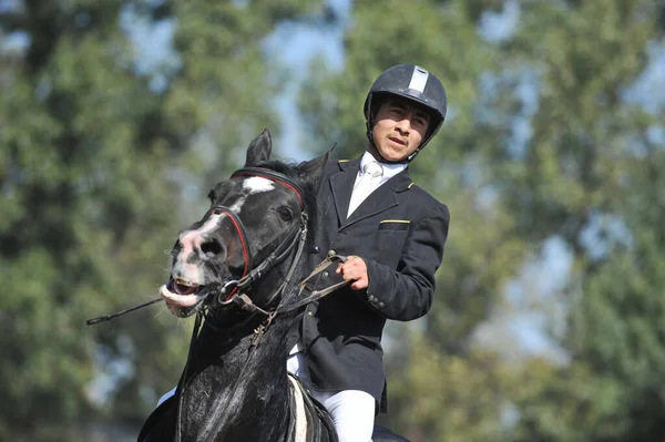 Región Almaty Kazajstán 2011 Competencia Salto Atletas Sus Caballos Entrenan — Foto de Stock