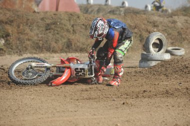 Almaty / Kazakistan - 10.22.2011: Motokros yarışması sırasında bir sporcunun düşüşü.