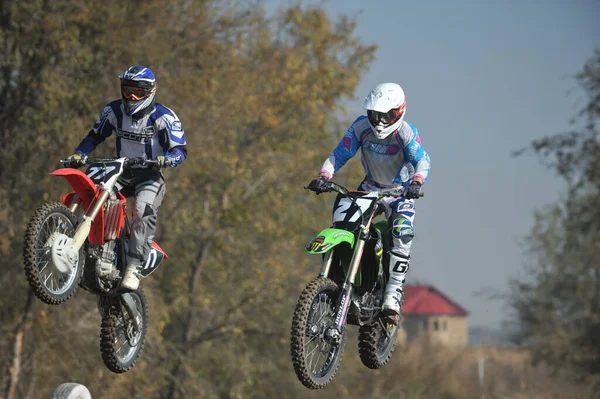 Almaty Kazachstán 2011 Motokrosové Soutěže Sportovci Přejíždějí Trať Překážkami Pneumatik — Stock fotografie