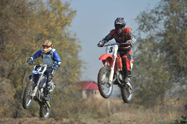 Almaty Kazachstan 2011 Zawody Motocrossowe Sportowcy Przechodzą Tor Przeszkodami Opon — Zdjęcie stockowe