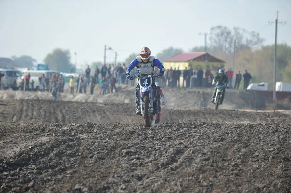 Almaty Kazakistan 2011 Motokros Yarışmaları Sporcular Tekerleklerden Yapılmış Engellerle Pisti — Stok fotoğraf