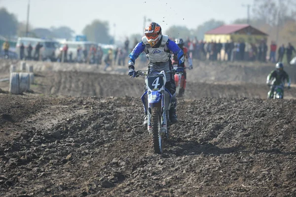 Almaty Kazachstan 2011 Zawody Motocrossowe Sportowcy Przechodzą Tor Przeszkodami Opon — Zdjęcie stockowe