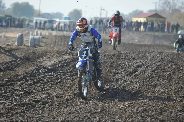 Almaty Kazahsztán 2011 Motocross Versenyek Sportolók Pályán Akadályokat Készült Gumiabroncsok — Stock Fotó