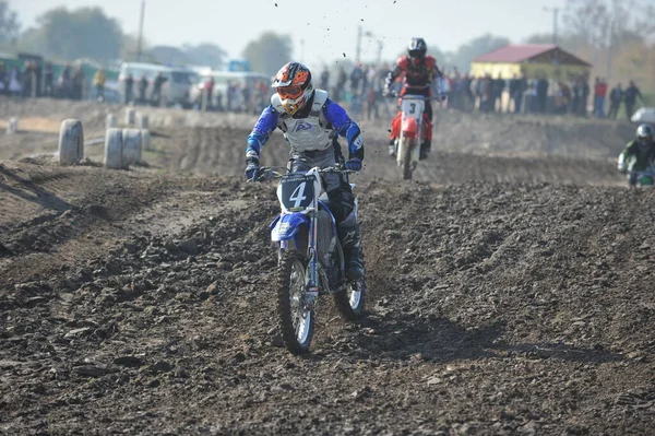 Almaty Kazachstán 2011 Motokrosové Soutěže Sportovci Přejíždějí Trať Překážkami Pneumatik — Stock fotografie