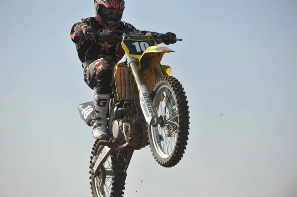 Almaty Cazaquistão 2011 Concursos Motocross Atletas Passam Pista Com Obstáculos — Fotografia de Stock