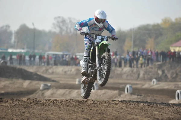 Almaty Kazahsztán 2011 Motocross Versenyek Sportolók Pályán Akadályokat Készült Gumiabroncsok — Stock Fotó