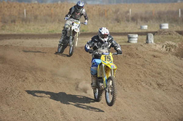 Almaty Kazachstán 2011 Motokrosové Soutěže Sportovci Přejíždějí Trať Překážkami Pneumatik — Stock fotografie