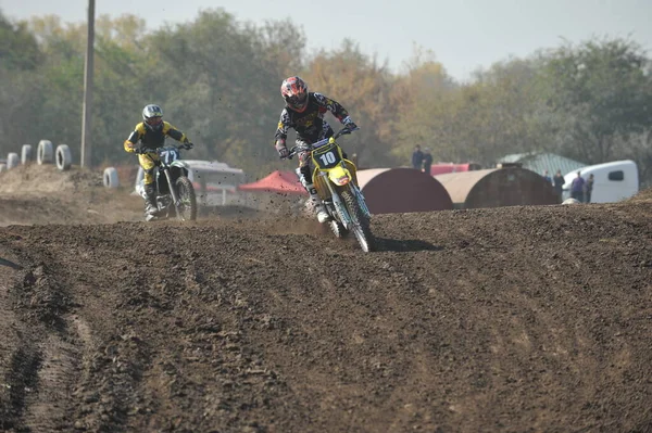 Almaty Kazakistan 2011 Motokros Yarışmaları Sporcular Tekerleklerden Yapılmış Engellerle Pisti — Stok fotoğraf