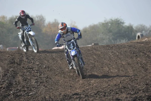 Almaty Καζακστάν 2011 Διαγωνισμοί Motocross Αθλητές Περνούν Την Πίστα Εμπόδια — Φωτογραφία Αρχείου