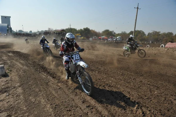 Almaty Kazachstan 2011 Zawody Motocrossowe Sportowcy Przechodzą Tor Przeszkodami Opon — Zdjęcie stockowe