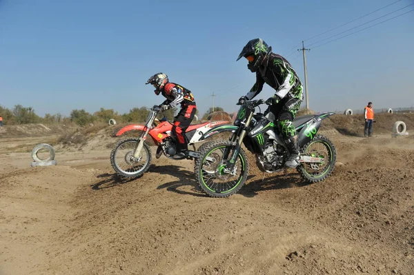 Almaty Kazahsztán 2011 Motocross Versenyek Sportolók Pályán Akadályokat Készült Gumiabroncsok — Stock Fotó