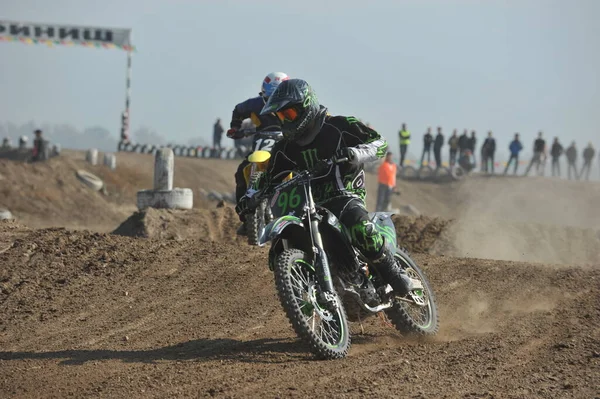 Almaty Kazachstan 2011 Zawody Motocrossowe Sportowcy Przechodzą Tor Przeszkodami Opon — Zdjęcie stockowe