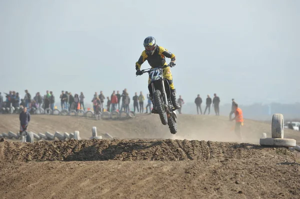 Almaty Kazachstán 2011 Motokrosové Soutěže Sportovci Přejíždějí Trať Překážkami Pneumatik — Stock fotografie