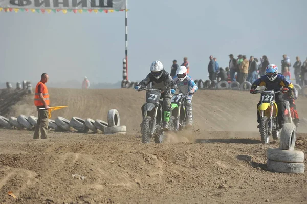 Almaty Καζακστάν 2011 Διαγωνισμοί Motocross Αθλητές Περνούν Την Πίστα Εμπόδια — Φωτογραφία Αρχείου