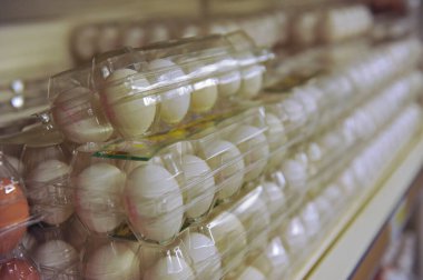 Almaty / Kazakistan - 10.11.2011: Büyük bir süpermarkette çiftliklerden düzinelerce yumurta