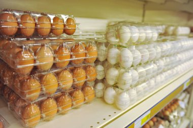 Almaty / Kazakistan - 10.11.2011: Büyük bir süpermarkette çiftliklerden düzinelerce yumurta