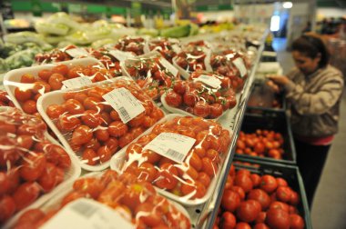Almaty / Kazakistan - 10.11.2011: Süpermarkette satılık büyük konteynerlerdeki çiftçilerden taze domates