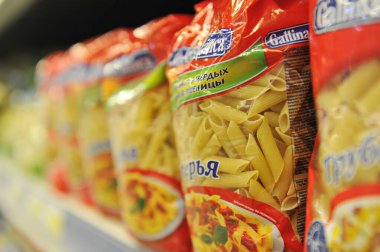 Almaty / Kazakistan - 10.11.2011: Markalı ambalaj ürünleri. Süpermarkette gıda satışları 