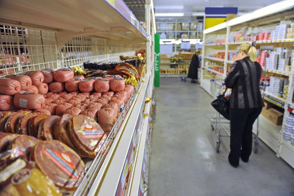 Almaty Kazachstan 2011 Kiełbaski Sprzedawane Sieci Dużych Supermarketów — Zdjęcie stockowe