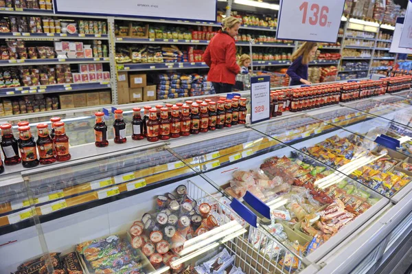 Almaty Kazakhstan 2011 Pengguna Toko Memilih Produk Makanan Rantai Supermarket — Stok Foto