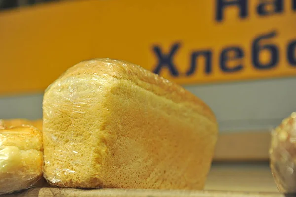 Almaty Kasachstan 2011 Geformtes Fabrikbrot Lebensmittelverkauf Einem Großen Supermarkt — Stockfoto