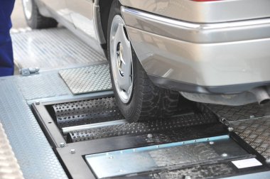 Almaty / Kazakistan - 10.20.2011: Teknik denetim istasyonunda aracın kontrol edilmesi