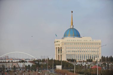 Nur-Sultan / Kazakistan - 11.08.2011: Soğuk mevsimde Kazakistan cumhurbaşkanının konutunun inşası.