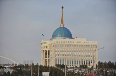 Nur-Sultan / Kazakistan - 11.08.2011: Soğuk mevsimde Kazakistan cumhurbaşkanının konutunun inşası.