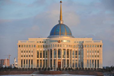 Nur-Sultan / Kazakistan - 11.08.2011: Soğuk mevsimde Kazakistan cumhurbaşkanının konutunun inşası.