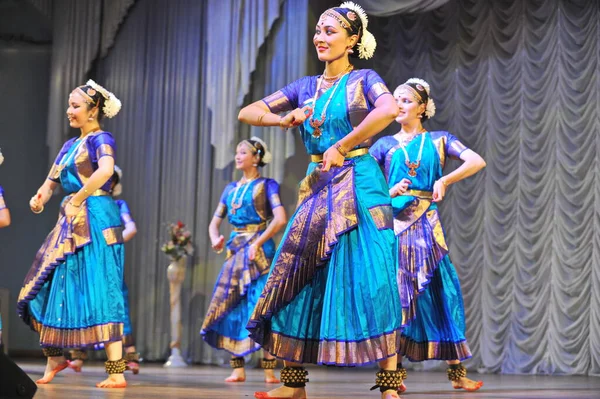 Almaty Kazakhstan 2011 Girls Outfits 庆祝印第安人节日和克里希纳神的传统舞蹈表演 — 图库照片