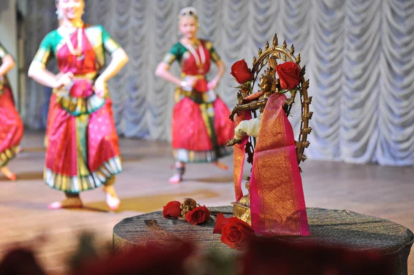 Almaty Kasachstan 2011 Traditionelle Indische Zierstatue Mit Zwei Scharlachroten Rosen — Stockfoto