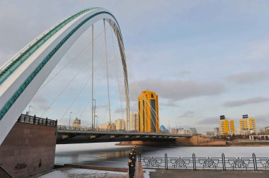 Nur-Sultan / Kazakistan - 11.07.2011: Nehrin üzerinden geçen köprünün metal destekçileri. Köprü şehri iki bölüme ayırır: idari ve konut.