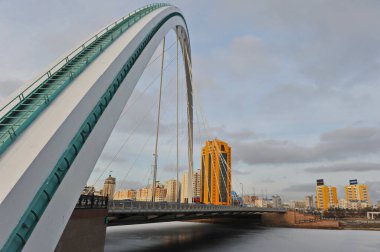 Nur-Sultan / Kazakistan - 11.07.2011: Nehrin üzerinden geçen köprünün metal destekçileri. Köprü şehri iki bölüme ayırır: idari ve konut.