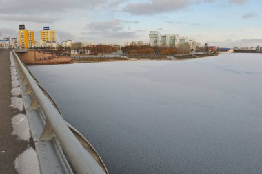 Nur-Sultan / Kazakistan - 11.07.2011: Nehrin üzerinden geçen köprünün metal destekçileri. Köprü şehri iki bölüme ayırır: idari ve konut.