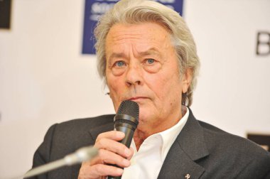 Almaty / Kazakistan - 12.02.2011: Fransız tiyatro ve sinema oyuncusu Alain Delon Kazakistan taraftarlarıyla bir toplantıda.