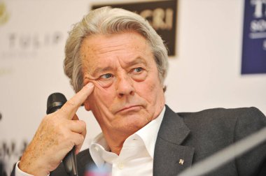 Almaty / Kazakistan - 12.02.2011: Fransız tiyatro ve sinema oyuncusu Alain Delon Kazakistan taraftarlarıyla bir toplantıda.