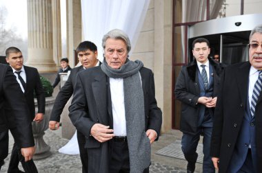 Almaty / Kazakistan - 12.02.2011: Fransız tiyatro ve sinema oyuncusu Alain Delon Kazakistan taraftarlarıyla bir toplantıda.