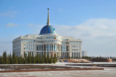 Nur-Sultan / Kazakistan - 11.10.2011: Soğuk mevsimde Kazakistan cumhurbaşkanının konutunun inşası.
