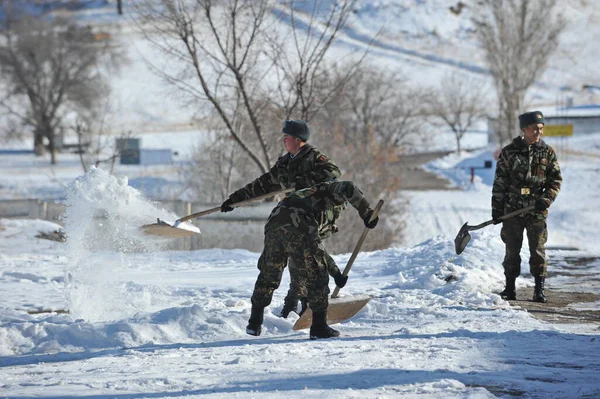 Región Almaty Kazajstán 2011 Soldados Palean Nieve Antes Del Entrenamiento — Foto de Stock
