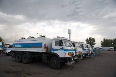 Almaty / Kazakistan - 07.03.2013: Helios yükleme istasyonu için özel ulaşım. Yakıt teslimatı.