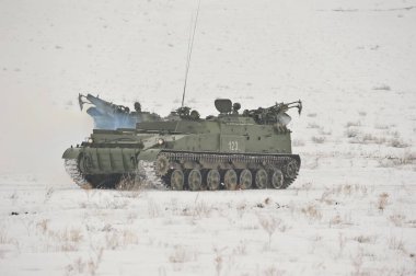 Almaty bölgesi / Kazakistan - 02.29.2012: Kazakistan silahlı kuvvetlerinin özel bir taşıyıcısı sahaya çıkıyor.