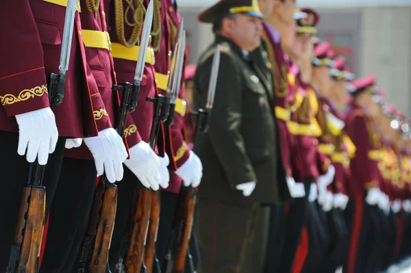 Almaty Kazakhstan 2013 Les Étudiants Lycée Militaire Spécialisé Arystan Tiennent — Photo