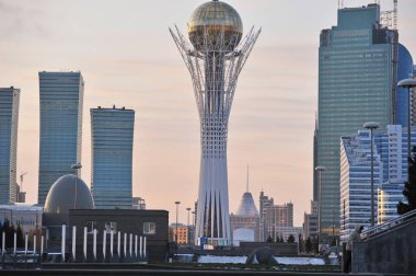 Nur-Sultan / Kazakistan - 11.08.2011: Baiterek başkentin merkezinde bir anıttır. Şehrin sembollerinden biri.